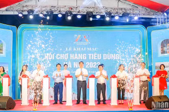 Cắt băng khai mạc Hội chợ hàng tiêu dùng Hà Nội năm 2023. (Ảnh: NHẬT QUANG)