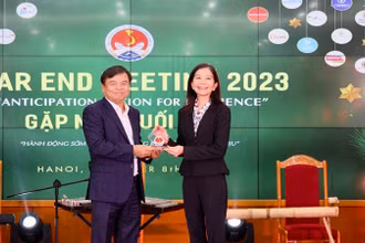 Thứ trưởng Nông nghiệp và Phát triển nông thôn Nguyễn Hoàng Hiệp chúc mừng Điều phối viên thường trú của Liên hợp quốc tại Việt Nam Pauline Tamesis đảm nhận vị trí Đồng Chủ tịch Đối tác giảm nhẹ rủi ro thiên tai. (Ảnh: Ban tổ chức) 