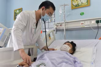 Điều trị cho bệnh nhân tại Bệnh viện Quân y 175. (Ảnh: nhandan.vn)
