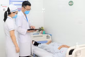 Theo dõi, điều trị và chăm sóc người bệnh tại Bệnh viện đa khoa thành phố Vinh, Nghệ An. (Ảnh: nhandan.vn)