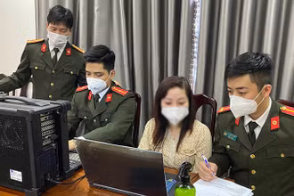 Cán bộ Phòng An ninh mạng và Phòng, chống tội phạm sử dụng công nghệ cao (Công an tỉnh Thừa Thiên-Huế) kiểm tra dữ liệu máy tính của đối tượng mua bán trái phép thông tin cá nhân. (Ảnh minh họa: PHƯƠNG THỦY)