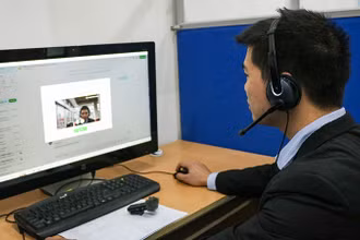 Lao động dự phiên giao dịch việc làm trực tuyến của Trung tâm Dịch vụ việc làm Hà Nội. (Ảnh: nhandan.vn)