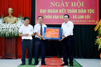 Phó Chủ tịch Thường trực Quốc hội Trần Thanh Mẫn tặng quà chúc mừng thôn Vân Chung. (Ảnh: quochoi.vn) 