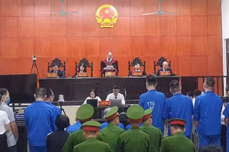 Quang cảnh phiên tòa xét xử vụ án "Vi phạm quy định về đấu thầu gây hậu quả nghiêm trọng" xảy ra tại Sở Y tế Quảng Ninh.