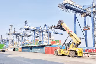 Vận chuyển hàng hóa nhập khẩu tại Cảng Cát Lái, thành phố Thủ Đức. (Ảnh: Nguyên Anh)