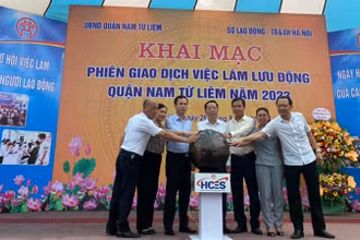 Nhấn nút khai mạc phiên giao dịch việc làm lưu động quận Nam Từ Liêm. (Ảnh: HCES)