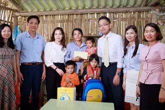 Đại diện Quỹ Bảo trợ trẻ em Việt Nam và Công ty Acecook Việt Nam Dự án trao hỗ trợ học bổng cho trẻ em có hoàn cảnh khó khăn tại thôn Khe Xóm, xã Phong Dụ, huyện Tiên Yên, Quảng Ninh. (Ảnh: NFVC)