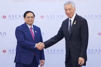 Thủ tướng Chính phủ Phạm Minh Chính có cuộc gặp với Thủ tướng Singapore Lý Hiển Long nhân dịp tham dự Hội nghị cấp cao ASEAN lần thứ 40, 41 và các hội nghị cấp cao liên quan, ngày 12/11/2022, tại thủ đô Phnom Penh, Vương quốc Campuchia. (Ảnh: TTXVN)
