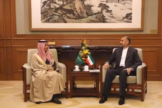 Bộ trưởng Ngoại giao Iran Hossein Amir-Abdollahian gặp Bộ trưởng Ngoại giao Saudi Arabia, Hoàng tử Faisal bin Farhan Al Saud, tại Bắc Kinh, Trung Quốc, ngày 6/4/2023. (Ảnh: Bộ Ngoại giao Iran/WANA/Reuters)