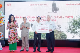 Trao tặng Liên hiệp các tổ chức hữu nghị tỉnh Bạc Liêu 100 triệu đồng hợp tác xây dựng, sửa chữa nhà ở cho người khuyết tật. (Ảnh: AAV-AFV)