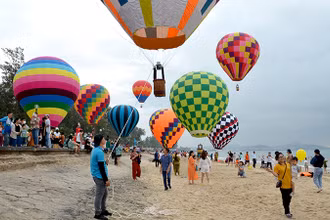 Ngày hội Khinh khí cầu tại bãi biển Đồi Dương, thành phố Phan Thiết, tỉnh Bình Thuận, hấp dẫn du khách. (Ảnh: Đình Châu)