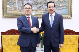 Bộ trưởng Đào Ngọc Dung tiếp tân Đại sứ Hàn Quốc tại Việt Nam Choi Young Sam. (Ảnh: Molisa)