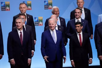 Tổng Thư ký NATO Jens Stoltenberg, Tổng thống Mỹ Joe Biden, Thủ tướng Anh Rishi Sunak, Tổng thống Pháp Emmanuel Macron, Thủ tướng Đức Olaf Scholz, Thủ tướng Hy Lạp Kyriakos Mitsotakis, Tổng thống Ba Lan Andrzej Duda, Thủ tướng Bồ Đào Nha Antonio Costa và Tổng thống Romania Klaus Werner Iohannis tại Hội nghị thượng đỉnh NATO ở Vilnius, Litva ngày 11/7/2023. (Ảnh: Reuters)