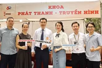 Các đại biểu tại các gian tuyển sinh tại AJC Open Day 2022. (Ảnh: ajc.hcma.vn) 