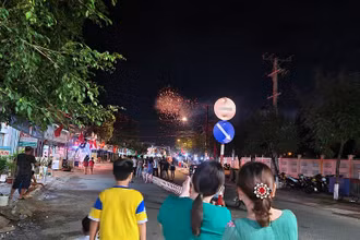 Người dân đổ dồn ra thị trấn Đầm Dơi, huyện Đầm Dơi, tỉnh Cà Mau xem pháo hoa mừng năm mới.