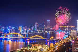 Sông Hàn rực rỡ trong pháo hoa trong kỳ DIFF 2019. (Ảnh: Kim Liên)