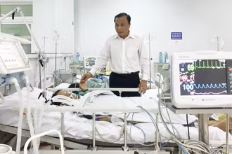 Giám đốc Sở Y tế Mai Văn Mười thăm hỏi bệnh nhân bị ngộ độc thực phẩm đang điều trị tại Bệnh viện đa khoa khu vực miền núi phía bắc Quảng Nam.