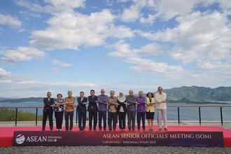 Đại sứ Vũ Hồ, Quyền Trưởng SOM ASEAN Việt Nam và các đại biểu dự cuộc họp SOM ASEAN bàn công tác chuẩn bị cho Hội nghị cấp cao ASEAN lần thứ 42.
