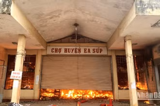 Lửa bùng phát bên trong chợ trung tâm huyện Ea Súp.