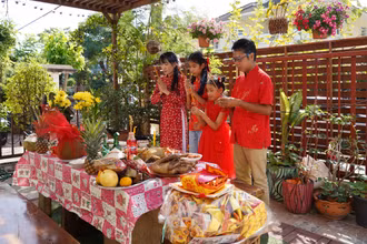 Gia đình chị Vinh cùng chắp tay trước mâm cỗ, cầu cho một năm mới an khang, thịnh vượng.