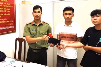 Hai thiếu niên Phước và Danh bàn giao tài sản nhặt được cho Công an huyện Ea Súp để trả lại cho người đánh rơi. 
