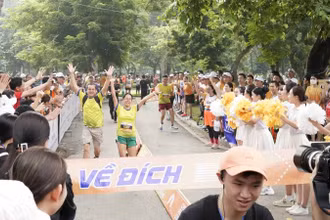 Các vận động viên về đích.