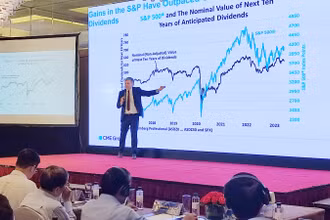 Giám đốc điều hành CME Group Erik Norland trình bày tham luận tại hội thảo