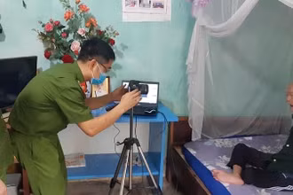 Công an Điện Biên đến từng gia đình thu nhận thông tin cấp căn cước công dân cho người già yếu.