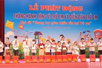 Tặng quà cho 80 trẻ em có hoàn cảnh khó khăn tỉnh Thái Bình.