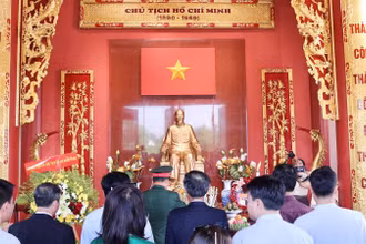 Các đại biểu dâng hương tưởng niệm Chủ tịch Hồ Chí Minh. (ẢNH: TRINH DŨNG)