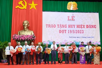 Trao Huy hiệu đảng cho các đồng chí cao niên tuổi đảng. 