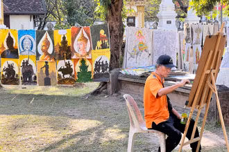 Những bức tranh được họa sĩ bày bán tại một địa điểm du lịch ở thủ đô Vientiane, Lào. (ẢNH: TRỊNH DŨNG)