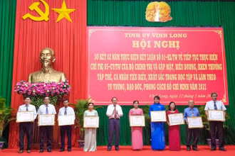 Trao Bằng khen cho những tập thể điển hình tiên tiến làm theo Bác.