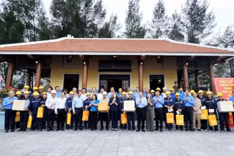 Phó Chủ tịch nước Võ Thị Ánh Xuân tặng quà cho công nhân, người lao động ngành than.