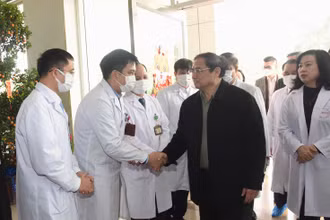 Thủ tướng Phạm Minh Chính thăm, chúc Tết cán bộ, y bác sĩ, nhân viên y tế, người bệnh đang điều trị tại Bệnh viện Bệnh nhiệt đới Trung ương. (Đông Anh, Hà Nội).