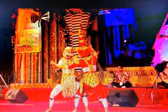 Một trích đoạn sử thi Ramayana do nghệ sĩ Việt Nam biểu diễn tại Ấn Độ.