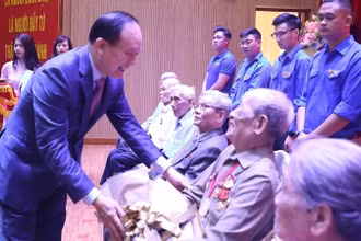 Quận Hai Bà Trưng, Hà Nội trao tặng Huy hiệu Đảng đợt 19/5.