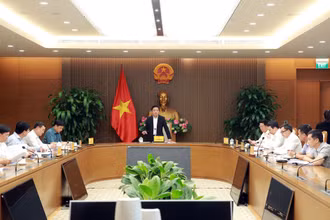 Phó Thủ tướng Trần Hồng Hà chủ trì cuộc họp với các bộ, ngành về tình hình thực hiện Đề án 06. Ảnh: VGP