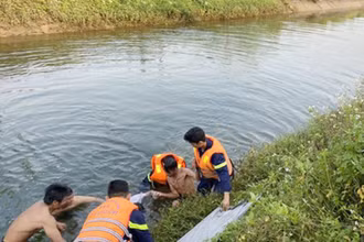 Lực lượng chức năng vớt thi thể anh P. dưới kênh thủy lợi Phú Ninh. 