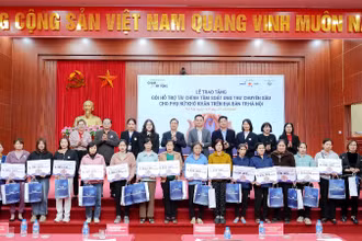 Trao tặng gói hỗ trợ tài chính tại Hà Nội. 