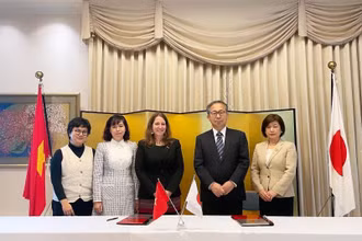 Đại sứ Yamada Takio và phu nhân cùng Nhóm tư vấn bom mìn (MAG) Việt Nam trong lễ ký hợp đồng viện trợ tại Hà Nội.
