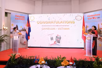 Hai Thống đốc nhấn nút khai trương liên thông thanh toán bán lẻ Việt Nam-Campuchia sử dụng mã QR.