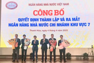 Phó Thống đốc Ngân hàng Nhà nước Phạm Quang Dũng trao quyết định cho Ban lãnh đạo Ngân hàng Nhà nước Khu vực 7.