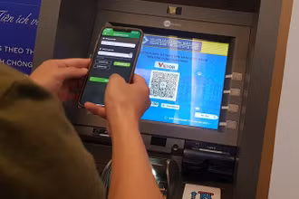 Khách hàng trải nghiệm rút tiền qua mã VietQR tại cây ATM.