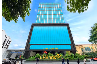 Trụ sở Ngân hàng TMCP Lộc Phát Việt Nam (LPBank) tại 17 phố Tông Đản, Hoàn Kiếm, Hà Nội.