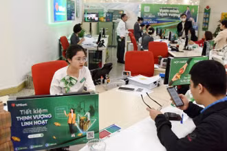Giao dịch khách hàng tại chi nhánh VPBank.