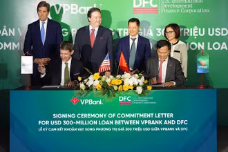 Đại diện lãnh đạo DFC và VPBank ký Cam kết quản vay song phương.
