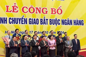 Các đại biểu tham dự Lễ chuyển giao bắt buộc ngân hàng. 
