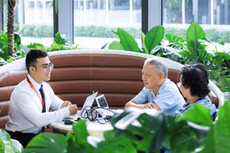 Nhân viên Techcombank hướng dẫn khách hàng cập nhật sinh trắc học.