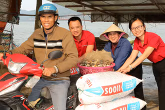 Các cán bộ tín dụng của Agribank luôn đồng hành cùng bà con nông dân phát triển sản xuất.